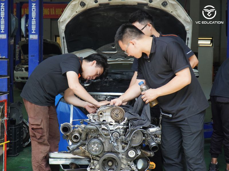 Đại học không phải là con đường duy nhất để trở thành kỹ sư ô tô