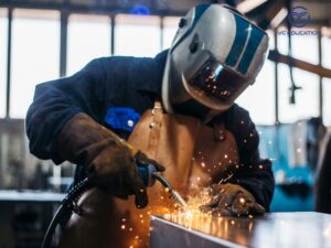 Học nghề thợ hàn ở TPHCM ở đâu? Có dễ xin việc không?