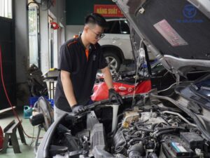 Tìm Hiểu về Nghề Sửa Chữa Ô Tô: Cơ Hội, Lợi Ích và Học Phí 2025