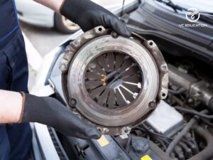 Ly hợp ô tô là gì? Cấu tạo, nguyên lí và cách kiểm tra