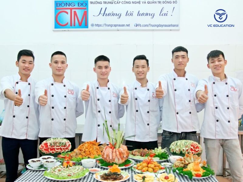 Học viên thực hành nấu ăn tại trường
