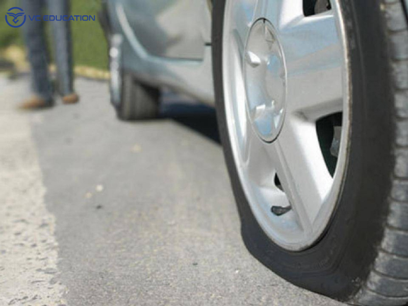 Cách nhận biết và xử lý nhanh khi xe thủng lốp trên đường