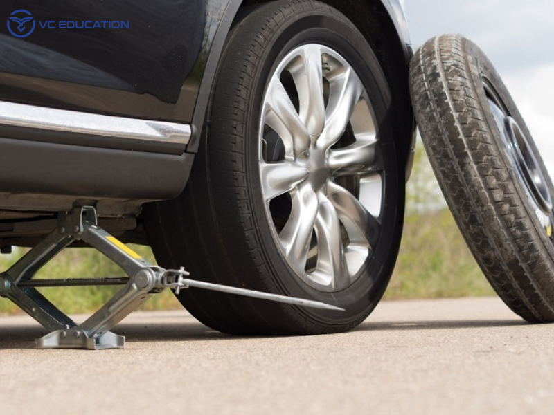Cách xử lý khẩn cấp khi xe thủng lốp giữa đường
