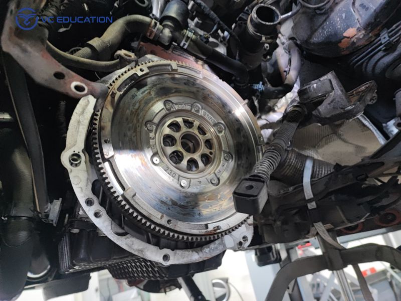 Bánh đà ô tô là gì? Cấu tạo, vai trò và dấu hiệu hư hỏng