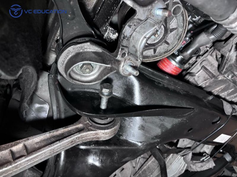 Chân máy ô tô là gì? Cấu tạo, vai trò và dấu hiệu hỏng hóc