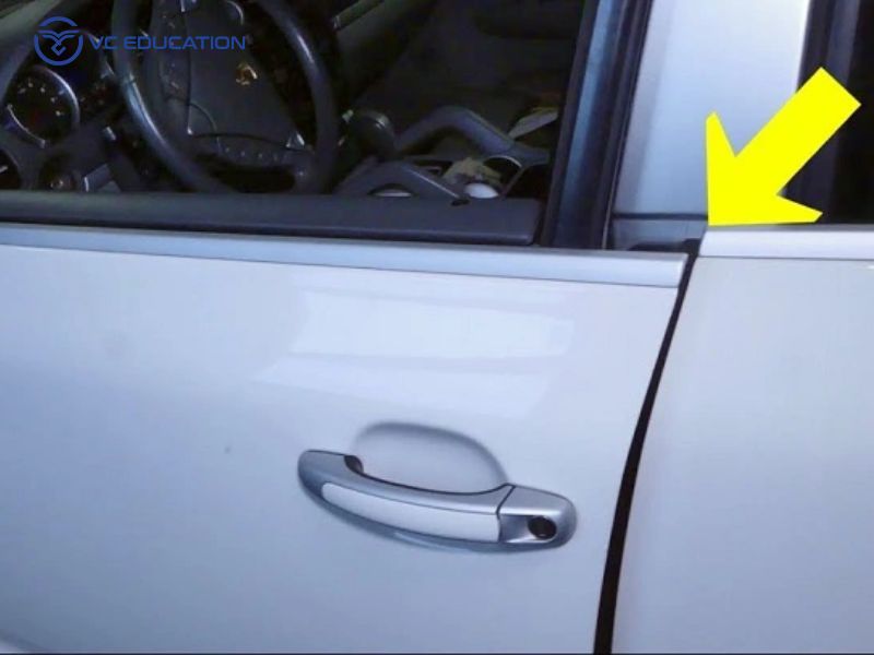 Cửa ô tô bị xệ: Nguyên nhân, cách khắc phục và chi phí sửa chữa