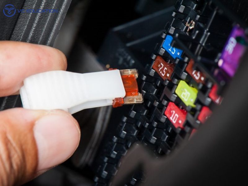 Dấu hiệu cầu chì ô tô bị cháy