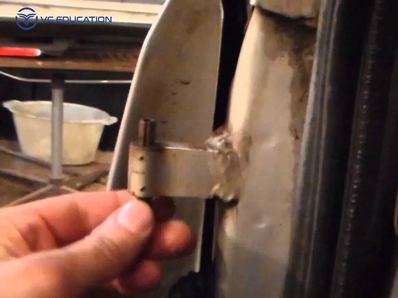 Tại Sao Cửa Ô Tô Bị Xệ? Những Nguyên Nhân Chính