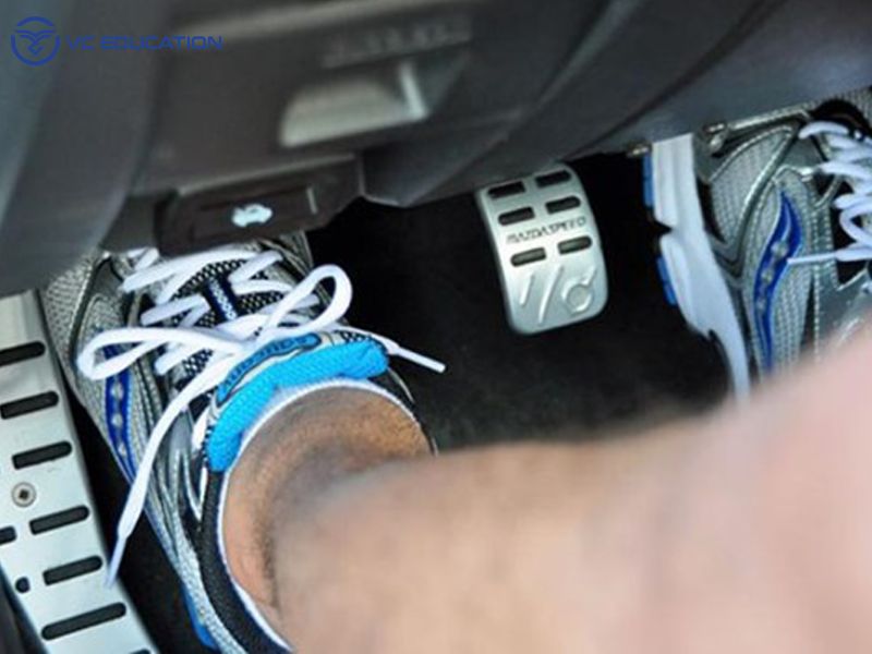 7 Nguyên nhân gây ra hiện tượng xe oto bị giật khi tăng ga