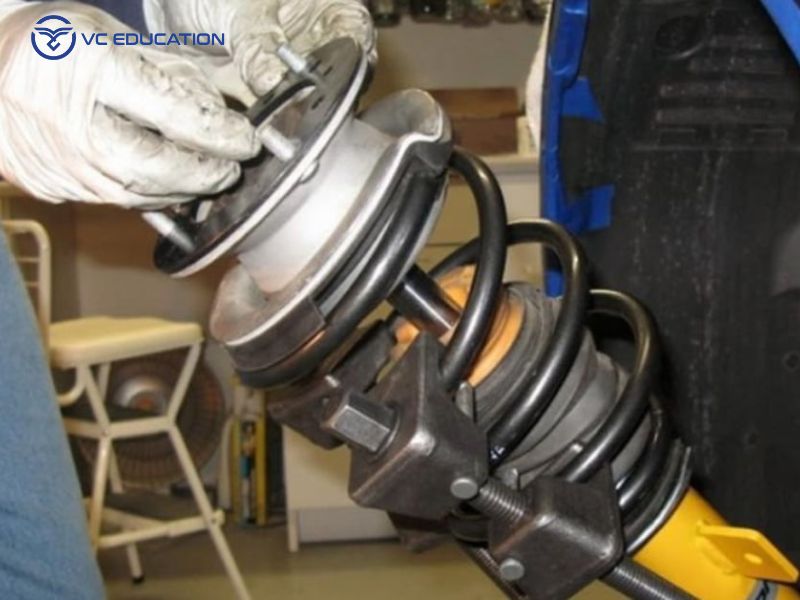 Bảo Dưỡng và Thay Thế: Khi Nào và Làm Thế Nào?