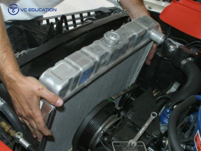 Két nước ô tô là gì? Chức năng, cấu tạo, dấu hiệu hư hỏng