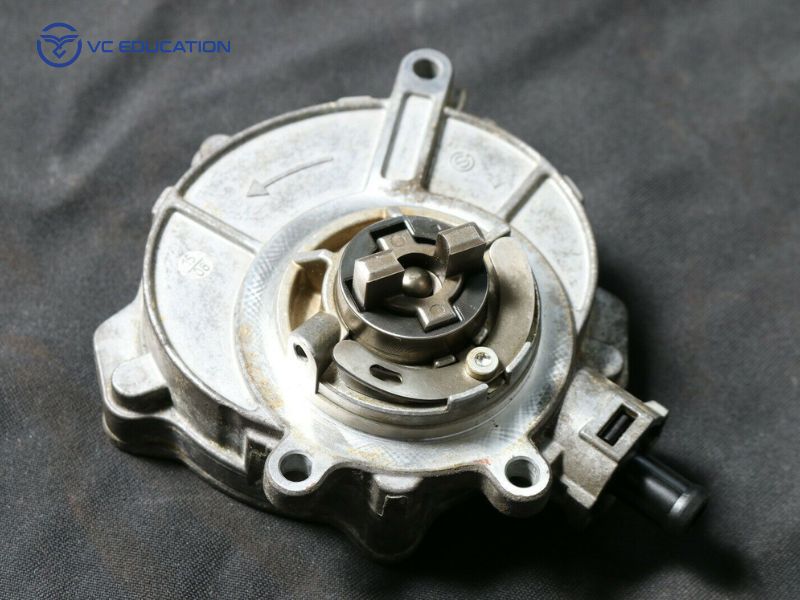 Bơm Chân Không Ô Tô Là Gì?