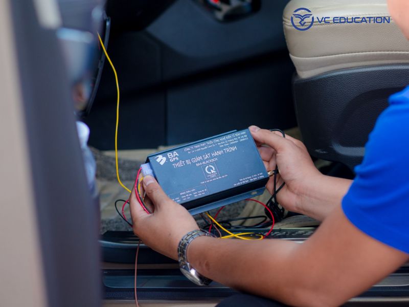 Tại Sao Kỹ Năng Chẩn Đoán Hệ Thống "Hộp Đen" Lại Quan Trọng Với Thợ Sửa Chữa Ô Tô?