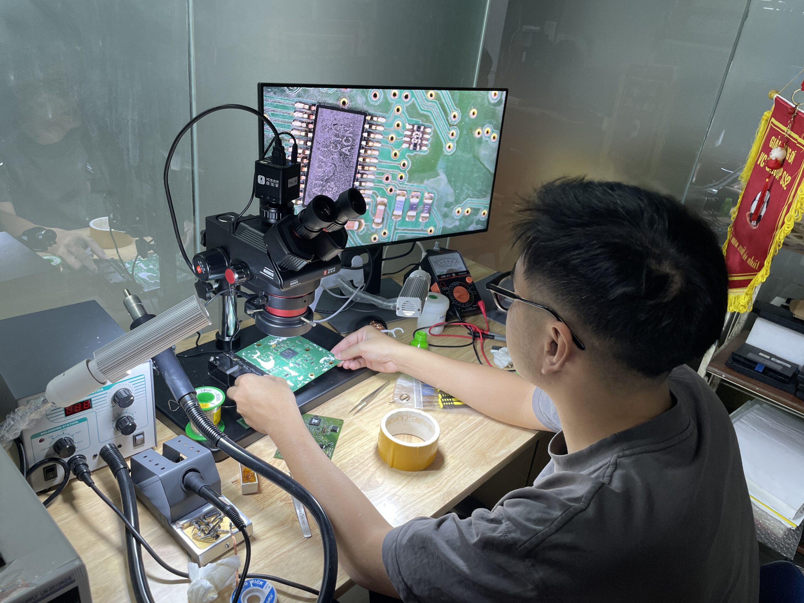 Học viên thao tác với bo mạch ECU