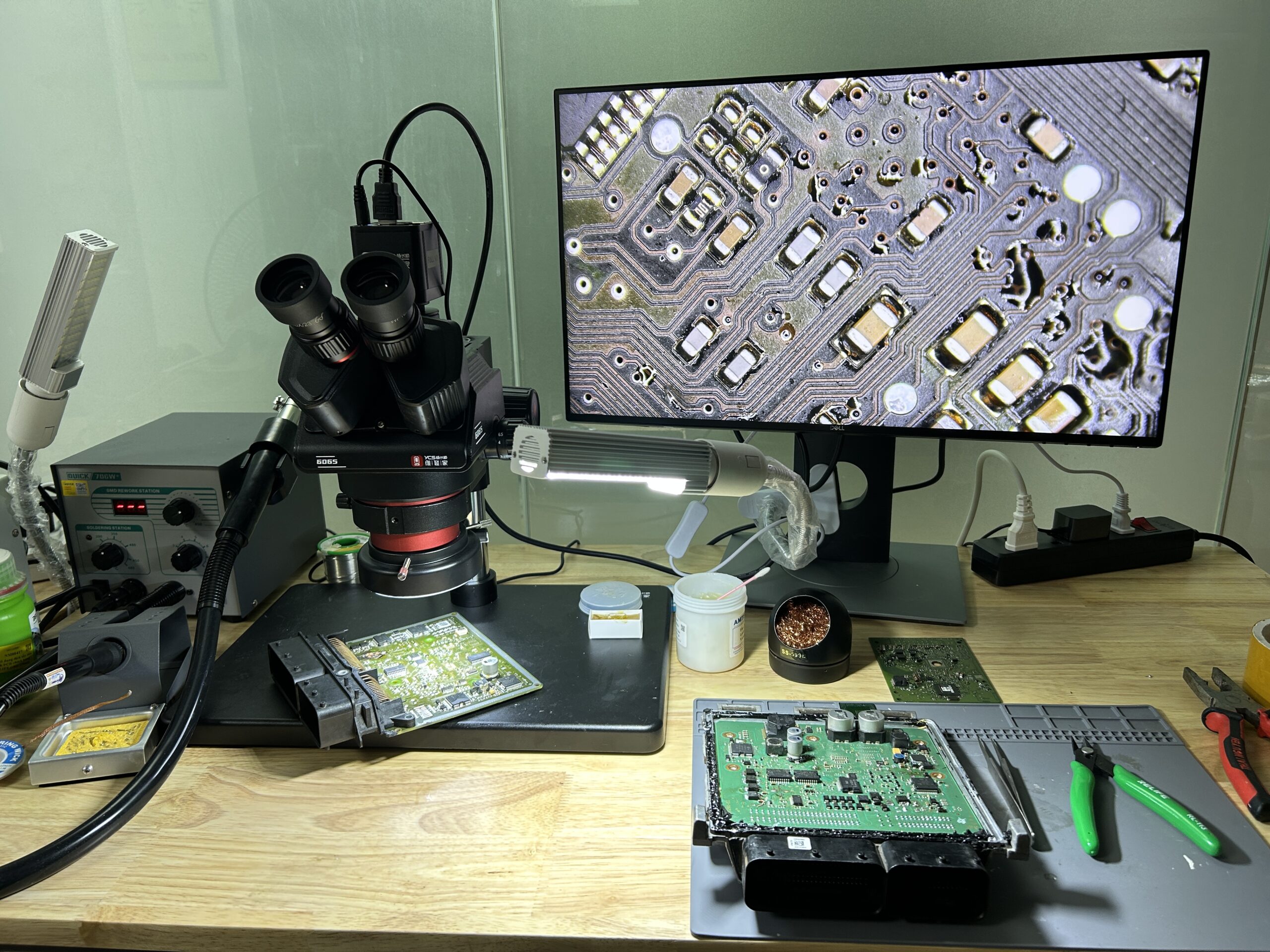 Học viên VCE thực hành sửa chữa ECU ô tô