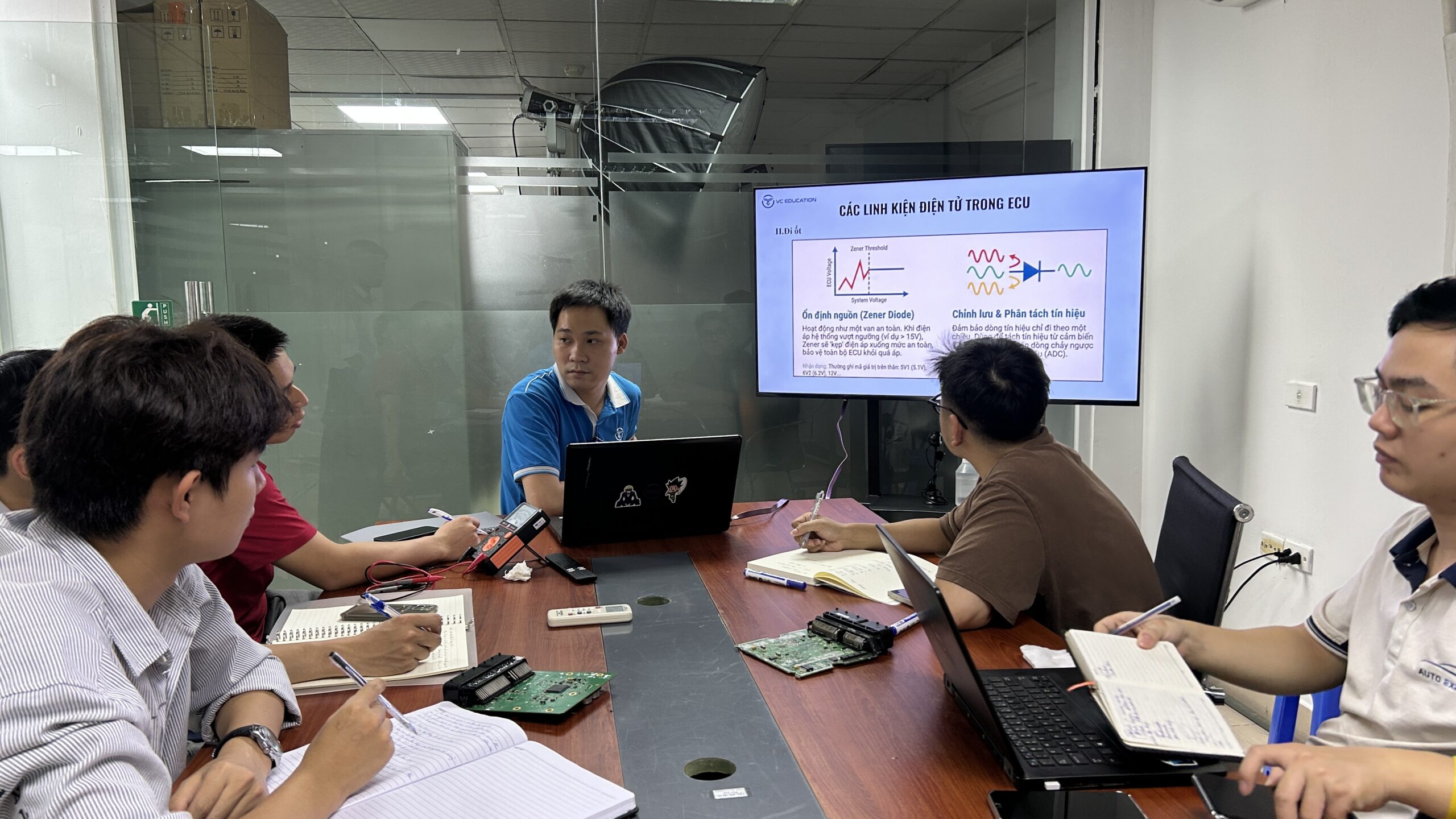 Thao tác kiểm tra bo mạch ECU tại VCE