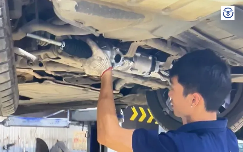 Kỹ thuật viên kiểm tra thước lái ngập nước như thế nào?