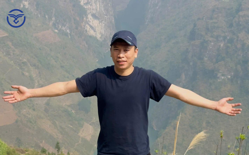 Anh Khanh làm nghề sửa xe tải tại khu vực Mèo Vạc