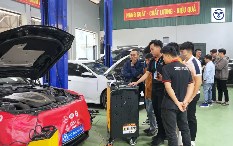 Khóa học phù hợp với ai? Cần nền tảng gì?