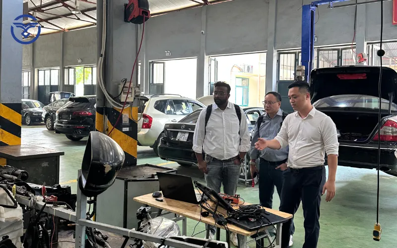 Lãnh đạo Febi thăm quan xưởng sửa chữa và đào tạo